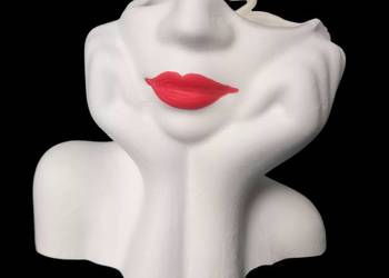 Dekoracyjna świeca sojowa Red lips Rzeżba