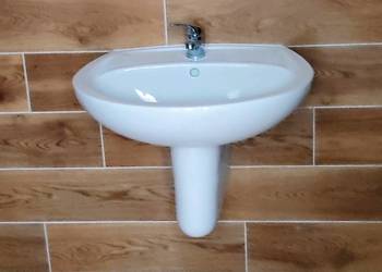 Umywalkę z postumentem sprzedam