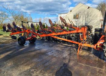 Pług Kuhn Vari Manager 120 na zabezpieczeniu  hydraulicznym . Naud 7