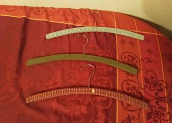 Wieszaki 4 obszywane i jeden plastikowy. Cena za komplet! PRL