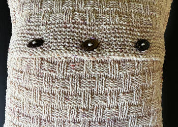 Dekoracyjna poduszka robiona na drutach z owczej wełny.