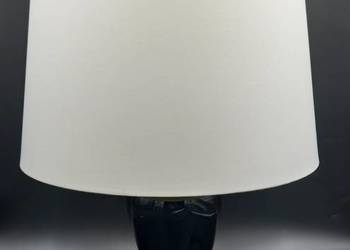Lampa na czarnej ceramicznej nodze