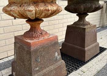 Dwie żeliwne pałacowe donice w komplecie donica kwietnik