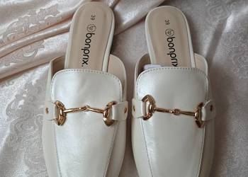 Kremowe eleganckie klapki mules bonprix 39 złote wędzidło klamra lofer muly