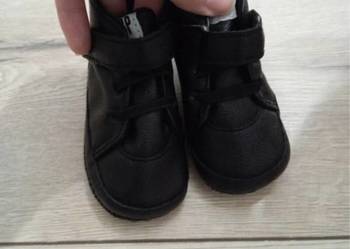 Czarne buciki niechodki dla chłopca