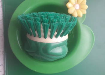 Mała szczoteczka łazienkowa.