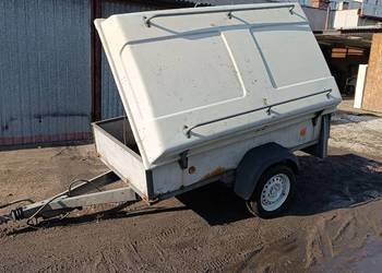 Przyczepka samochodowa lekka z hamulcem najazdowym i zamykaną zabudową