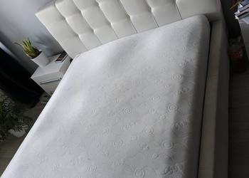 Łóżko z materacem