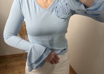 Błękitna bluzka z długim rękawem i ozdobną różą rozmiar uniwersalny