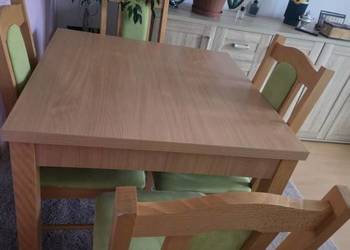 stół i krzesła plus sofa