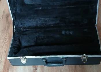 Stary sztywny futerał na trabke