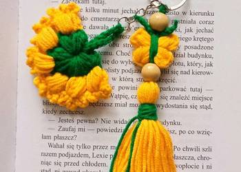 Wiosenny brelok wykonany na szydełku