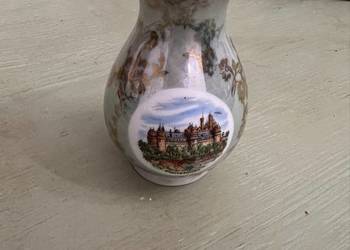 Sygnowany uroczy porcelanowy wazonik