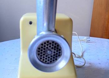 Maszynka elektryczna ZELMER do mielenia mięsa kompletna. Maszynka elektryczna ZELMER do mielenia mięsa kompletna.