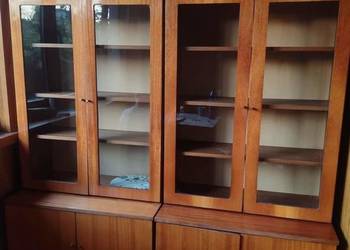 Dwie takie same biblioteczki PRL