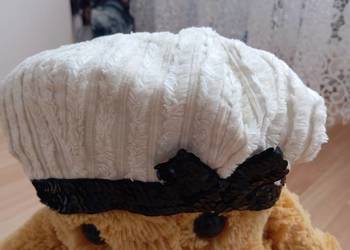 Beret ozdobiony cekinami