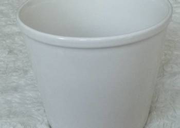 Klasyczna biała ceramiczna osłona na doniczkę wys. 9 cm
