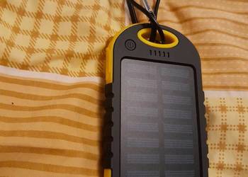 PowerBank solarny z latarką LED