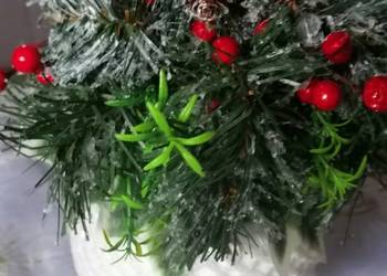 Stroik świąteczny na białej bombce. Idealny prezent. Dekoracja świąteczna