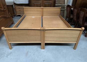 Duże łóżko 180/200 ze stelażem