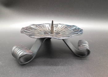 Metalowy, trójnożny świecznik filarowy