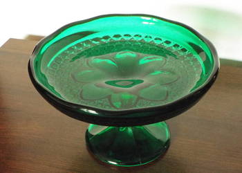 Patera na nóżce z ozdobnego szkła kolorowego