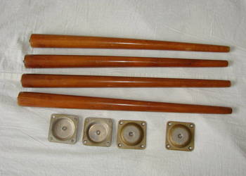 drewniane nogi stolika PRL