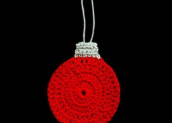 Zawieszka ozdoba szydełkowa na choinkę Bombka czerwona (Z235)