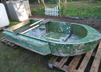 Mała łódka dla wędkarza.