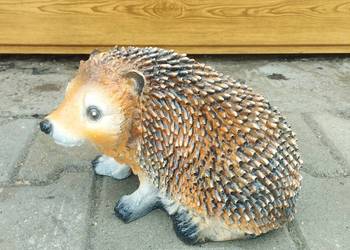 Figurka ogrodowa Jeż Jeżyk z masy żywicznej.