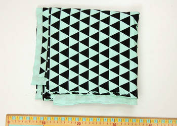 Miętowa dresówka pętelka w czarne trójkąty, bawełna-elastan