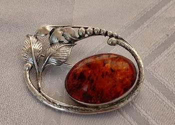stara srebrna broszka z bursztynem