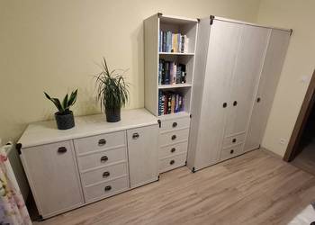 Komplet mebli BRW Black Red White Indiana - szafa + 2 komody + regał