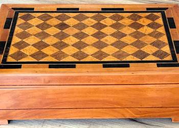 Zabytkowa szkatułka z litego drewna z intarsją w formie szachownicy politur