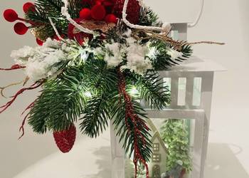 Świąteczna latarnia LED – zimowa sceneria z figurką i domkiem