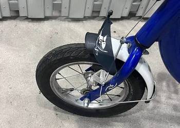 Rower dzieciecy z dodatkowymi kolkami niebieski