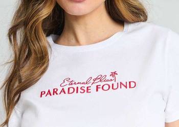biały t-shirt z czerwonym napisem Sinsay