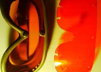 Gogle narciarskie z pomarańczową „szybką” i drugą taką zapasową