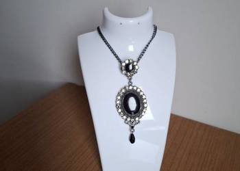 Klasyczny wisiorek na łańcuszku z czarnym kamień onyksu