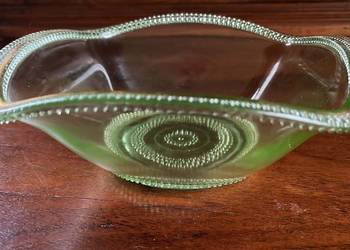 Salaterka- miska- owocarka. Szkło zielone. Salaterka- miska- owocarka. Szkło zielone.