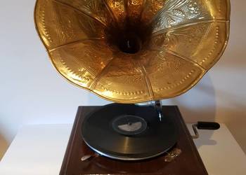 Gramofon drewniany z mosiężną trąbą nakręcany na korbkę.