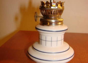 mała porcelanowa lampka naftowa