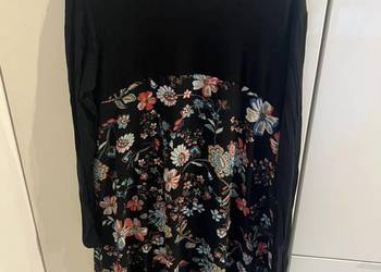 Piękna czarna sukienka w kwiaty