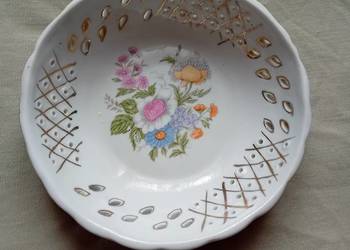 Porcelanowa ażurowa miseczka z kwiatowymi wzorkami. Niemcy lub Śląsk.