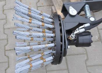 Szczotka druciana do usuwania chwastów z kostki brukowej !