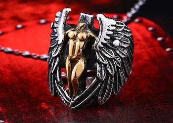 Luksusowy pierścionek z wizerunkiem anioł  nagi.