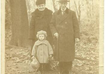 Stare zdjęcie fotografia rodzina dziadek babcia wnuczka ?