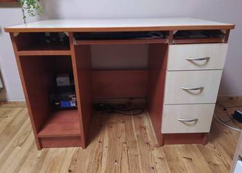 Biurko komputerowe z szufladami i półkami wysuwnymi