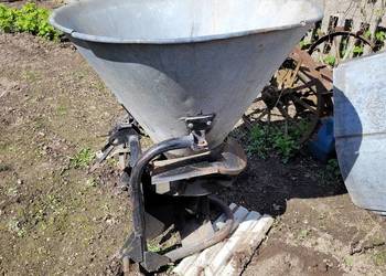 Maszyny rolnicze- siewnik do nawozów.