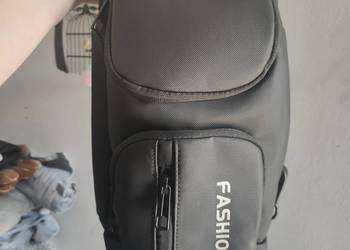 Pojemna czarna torba unisex z wejściem USB